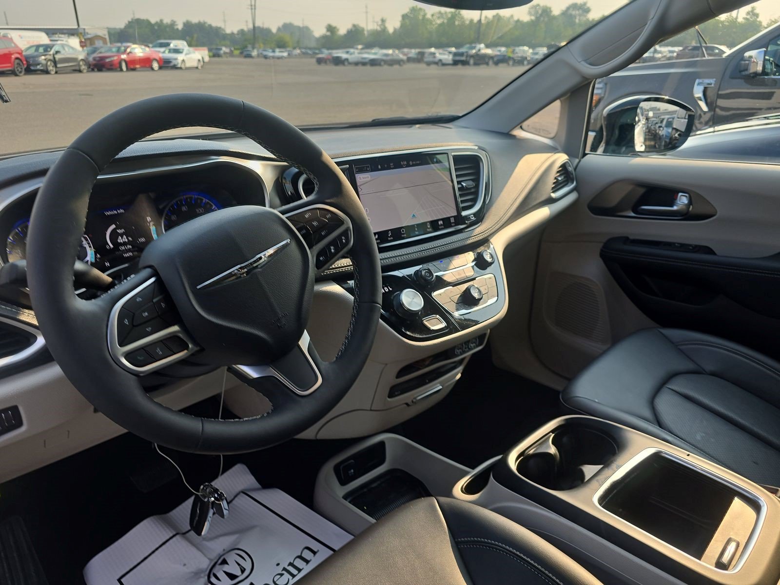 Used 2024 Chrysler Pacifica Touring-L w/ Uconnect Theater Family Group FWD image 9
