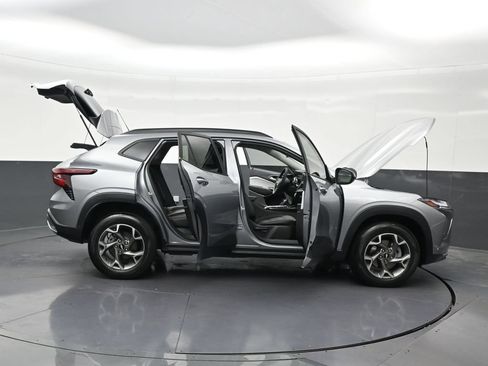 Used 2025 Chevrolet Trax LT FWD image 34