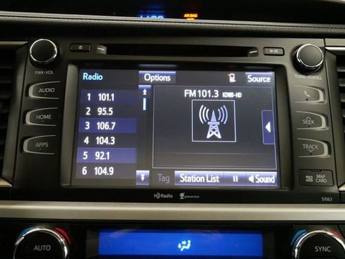 Used 2010 Toyota Highlander SE image 18