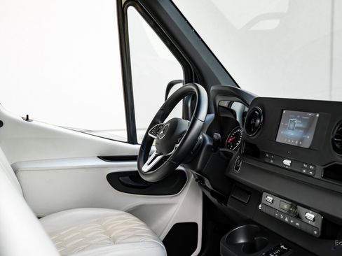 Used 2022 Mercedes-Benz Sprinter 2500 image 40