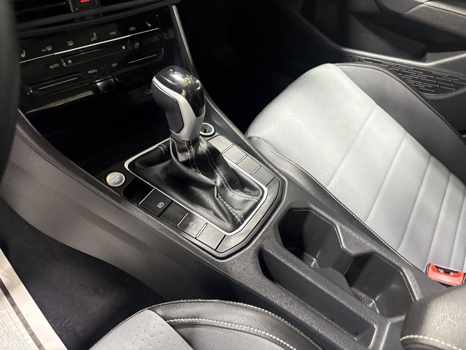 Used 2025 Volkswagen Jetta SE FWD image 20