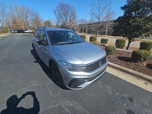 Used 2022 Volkswagen Tiguan SE R-Line image 8
