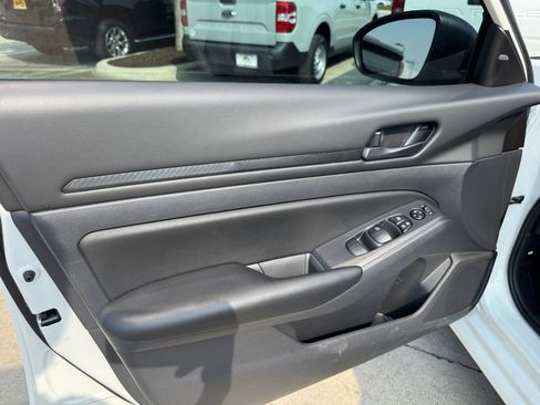 Used 2025 Nissan Altima 2.5 S FWD image 11