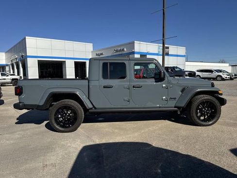 Used 2025 Jeep Gladiator Sport image 6