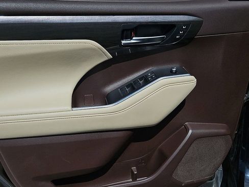 Used 2020 Toyota Highlander Limited FWD image 22