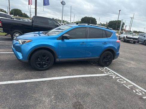 Used 2018 Toyota RAV4 LE FWD image 6