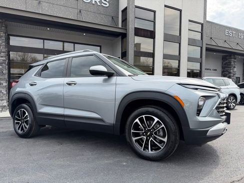 Used 2024 Chevrolet TrailBlazer LT w/ LT Cold Weather Package image 3