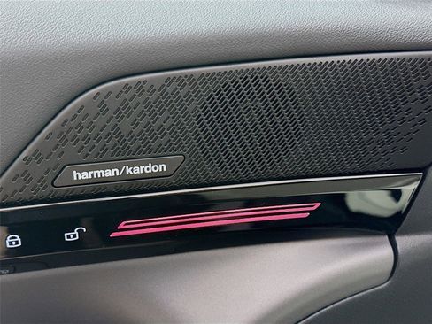 Used 2025 BMW 530i xDrive 530i xDrive w/ Premium Package image 19