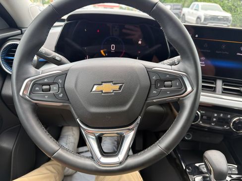 Used 2025 Chevrolet Trax LT w/ Driver Confidence Package FWD image 13
