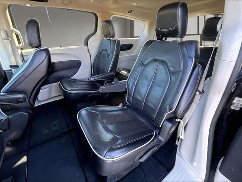 Used 2023 Chrysler Pacifica Limited FWD image 22