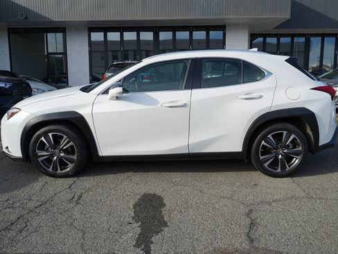 Used 2019 Lexus UX 200 FWD image 2