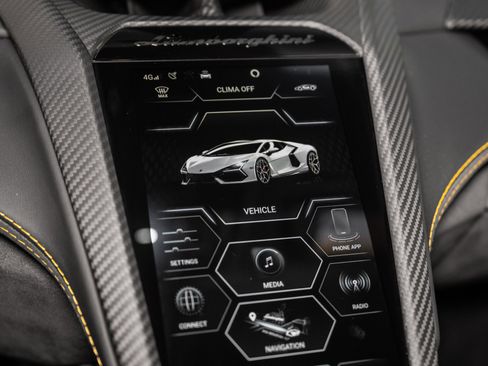 Used 2024 Lamborghini Revuelto image 36