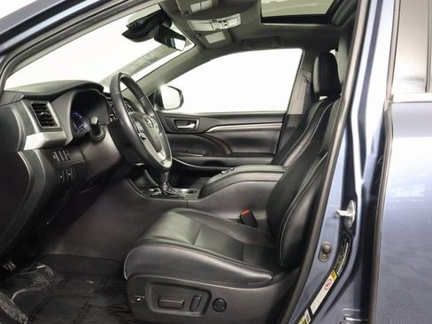 Used 2019 Toyota Highlander Limited w/ Carpet Mat Package (TMS) AWD/4WD image 10