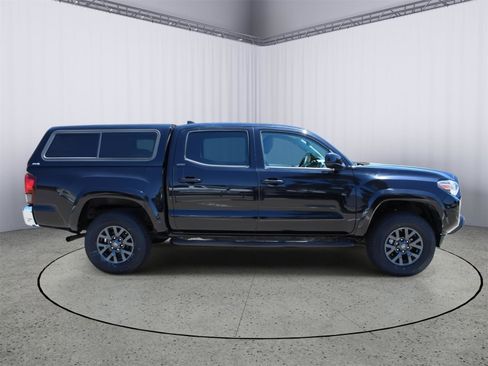 Used 2020 Toyota Tacoma SR5 RWD image 9