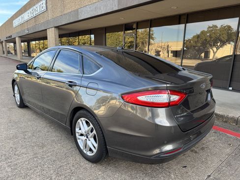 Used 2016 Ford Fusion SE image 3