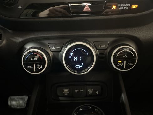 Used 2023 Hyundai Venue Limited w/ Cargo Package image 21