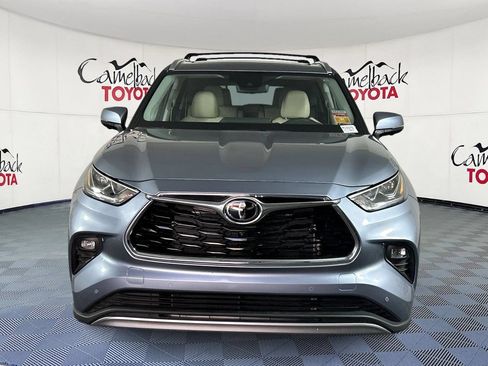 Used 2024 Toyota Highlander Platinum FWD image 2