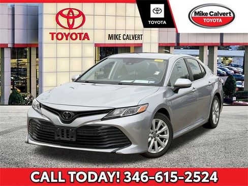 Used 2020 Toyota Camry LE image 1
