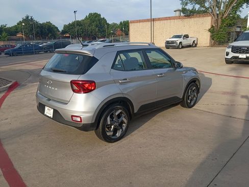 Used 2025 Hyundai Venue SEL FWD image 7
