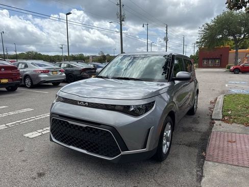 Used 2025 Kia Soul LX w/ LX Technology Package FWD image 4
