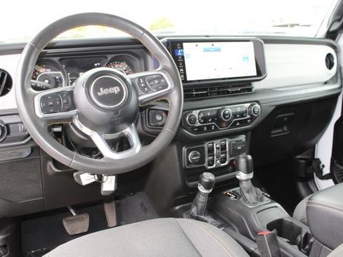 Used 2024 Jeep Wrangler Unlimited Sahara AWD/4WD image 13