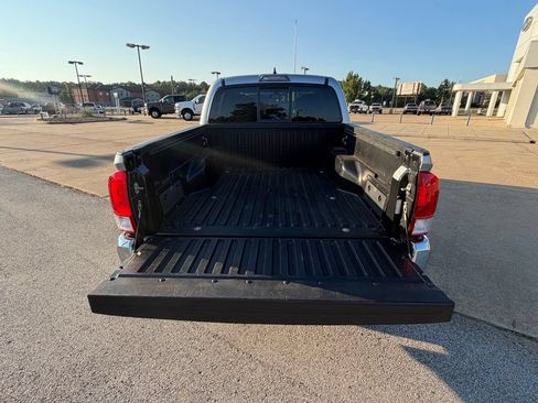Used 2017 Toyota Tacoma SR5 w/ Tow Package AWD/4WD image 11