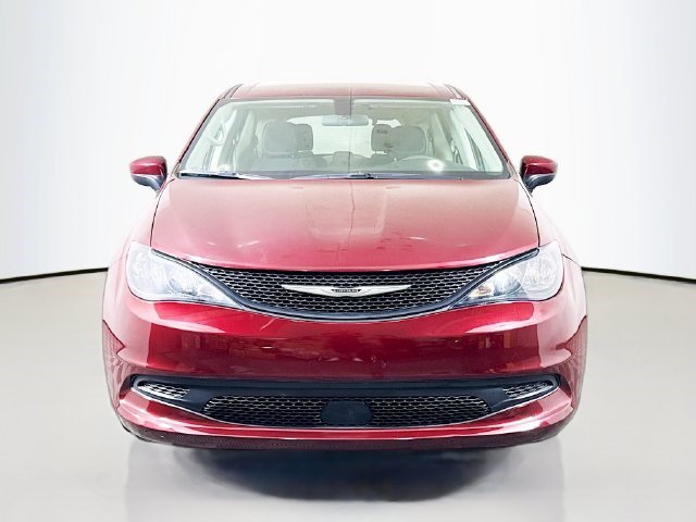 Used 2022 Chrysler Voyager LX FWD image 2