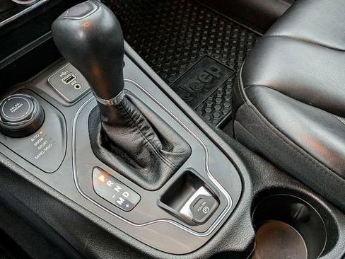 Certified 2019 Jeep Cherokee Latitude Plus w/ Cold Weather Group image 23