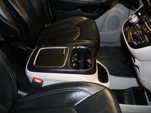 Used 2023 Chrysler Pacifica Touring-L image 51