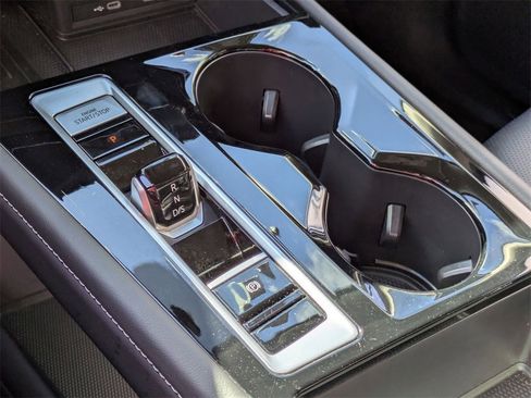 Used 2025 Volkswagen Atlas SE image 23