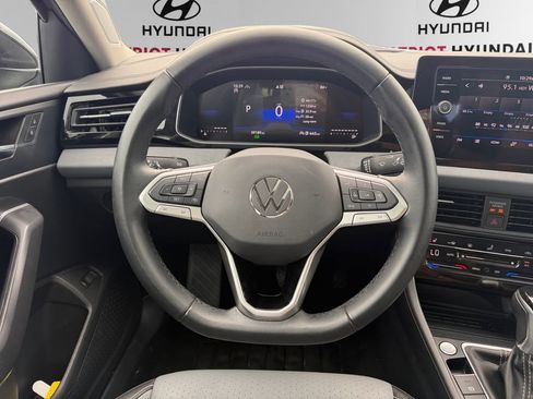 Used 2025 Volkswagen Jetta SE FWD image 12