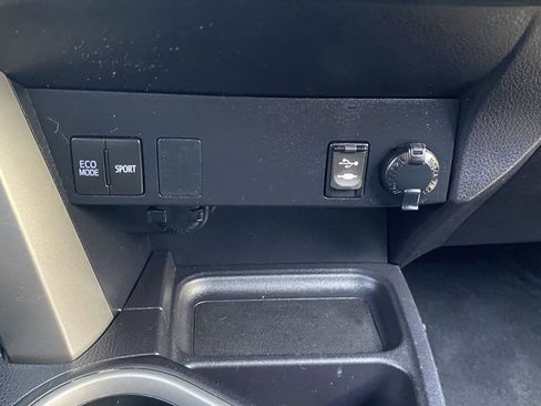 Used 2017 Toyota RAV4 LE w/ Carpet Mat Package AWD/4WD image 27