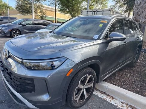 Used 2025 Volkswagen Tiguan SE image 3