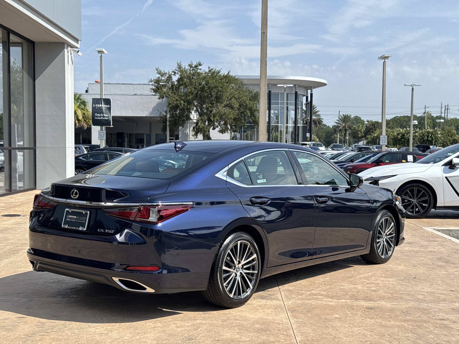 Used 2023 Lexus ES 350 w/ Premium Package FWD image 3