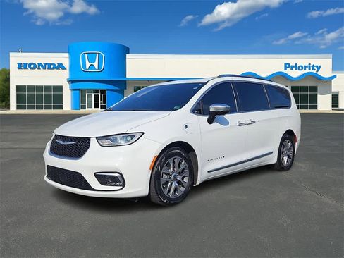 Used 2023 Chrysler Pacifica Pinnacle image 1