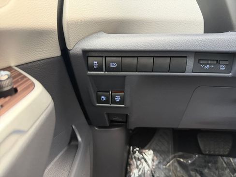 Used 2023 Toyota Sienna LE image 12