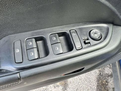 Used 2022 Hyundai Venue Limited FWD image 9