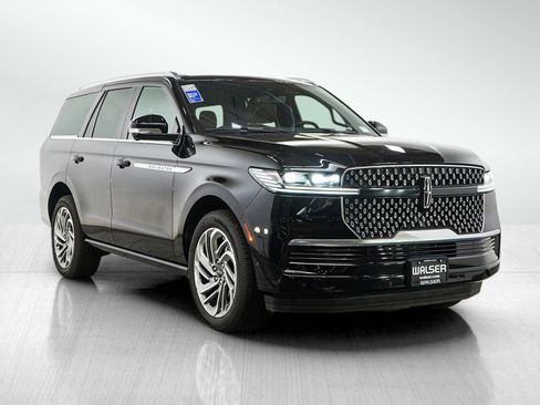 Used 2025 Lincoln Navigator Reserve AWD/4WD image 7
