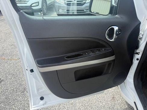 Used 2011 Chevrolet HHR LT FWD image 11