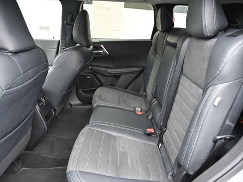 Used 2025 Mitsubishi Outlander SE image 18