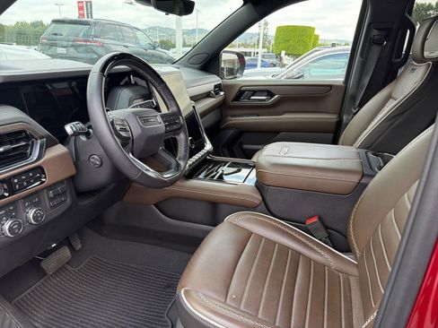 Used 2025 GMC Yukon Denali Ultimate AWD/4WD image 3