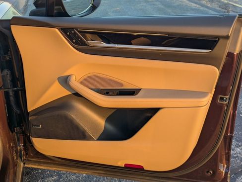 Certified 2025 Porsche Macan Electric image 35