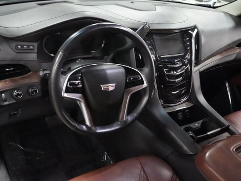 Used 2018 Cadillac Escalade ESV Premium Luxury AWD/4WD image 10