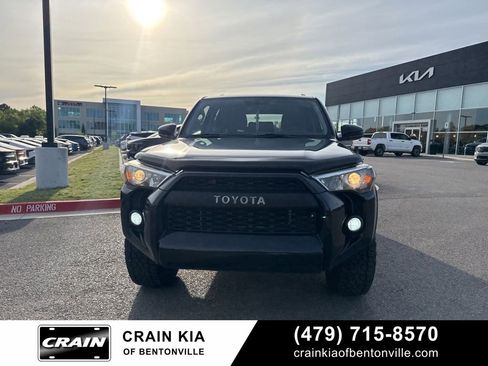 Used 2017 Toyota 4Runner SR5 AWD/4WD image 4