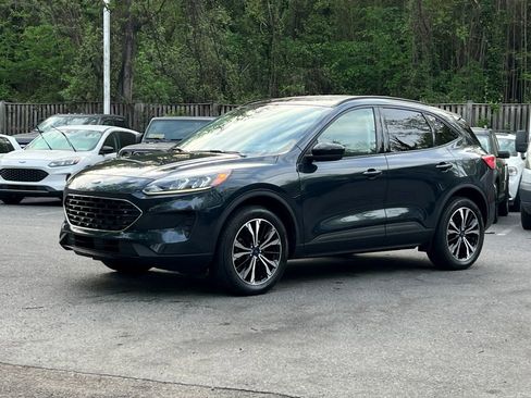 Used 2022 Ford Escape SE w/ SE Sport Appearance Package image 3