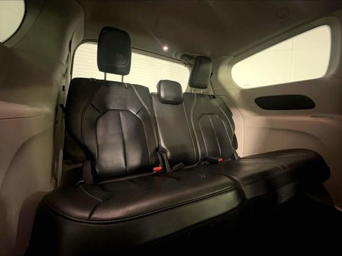 Used 2023 Chrysler Pacifica Touring-L image 24