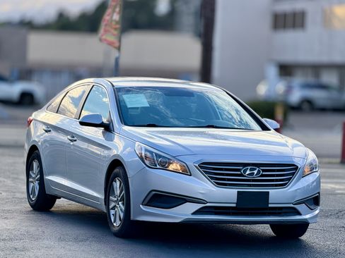 Used 2017 Hyundai Sonata SE FWD image 2