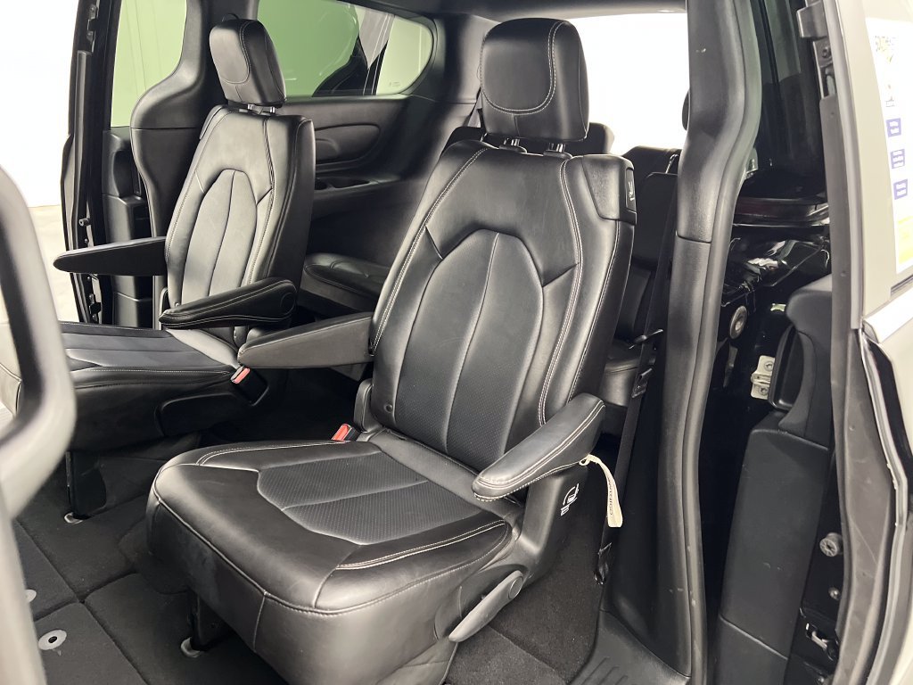 Used 2025 Chrysler Pacifica Select FWD image 16