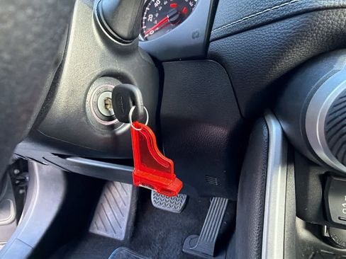 Used 2021 Toyota RAV4 LE image 17