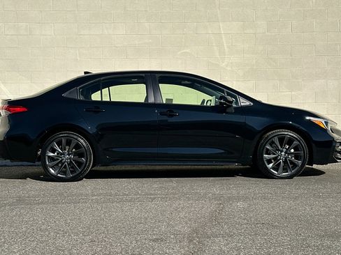 Used 2025 Toyota Corolla SE image 3